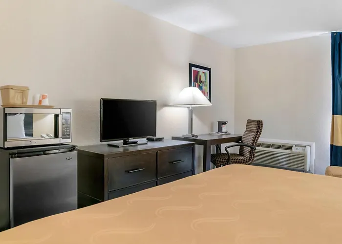 Quality Inn & Suites Livonia - Detroit